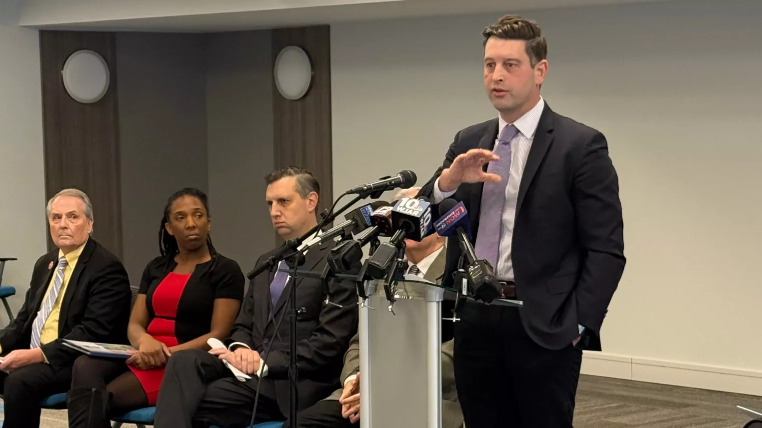 Commissioner Gilkey at podium