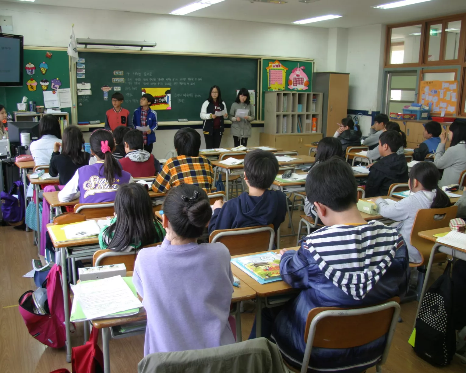 STUDNETS LEARNINING A CLASSROOM